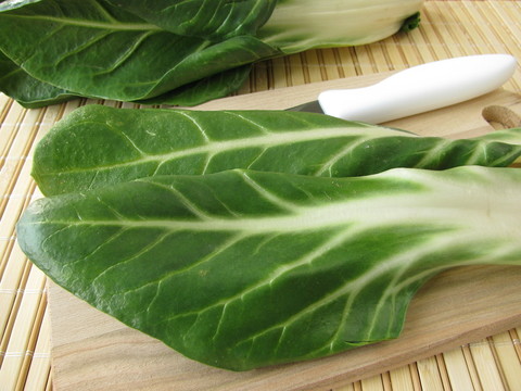 在木板上的廚房攤鋪機(jī)甜菜