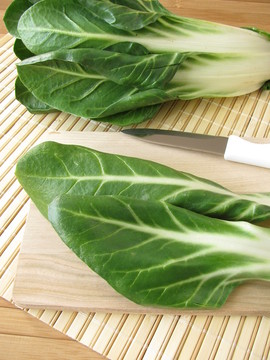 干凈，準(zhǔn)備好甜菜在木板上