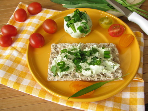 在crispbread的ramsons奶油干酪
