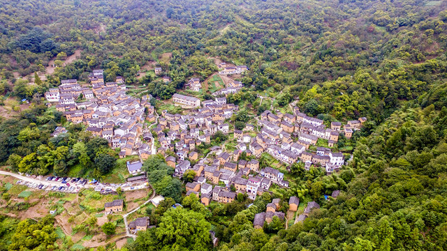俯拍陽(yáng)產(chǎn)土樓村