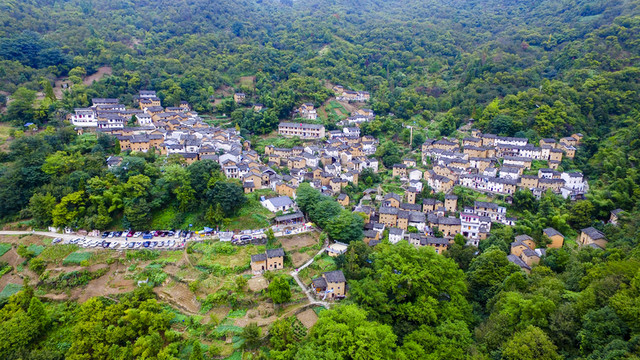 陽產(chǎn)土樓村全景