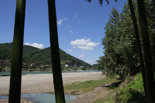 六月江水