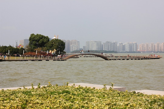 起風(fēng)的湖面