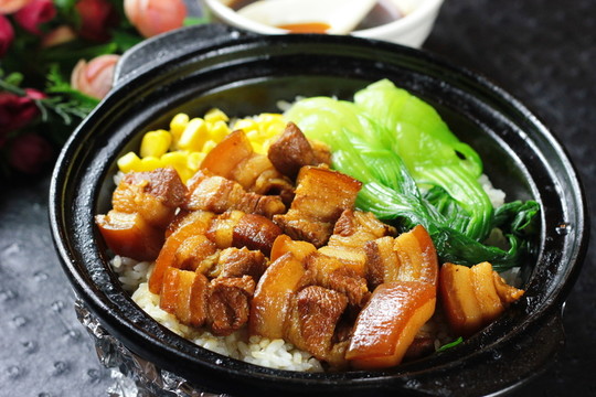 鹵肉煲仔飯