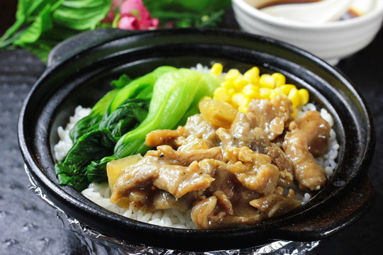 黑椒牛肉煲仔飯