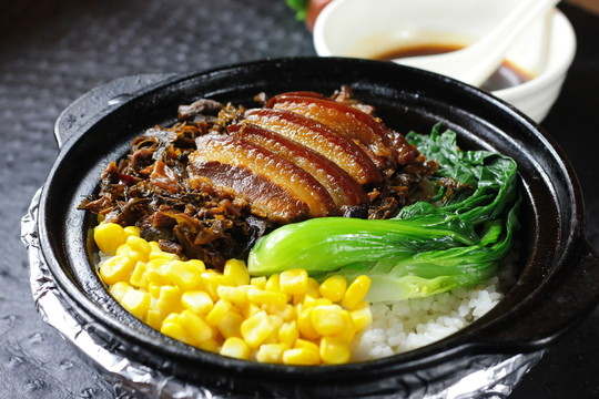 梅菜扣肉煲仔飯