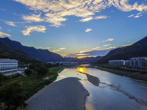 秋浦河風光