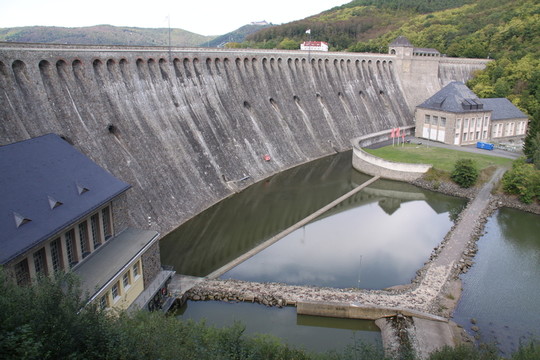sperrmauer am edersee