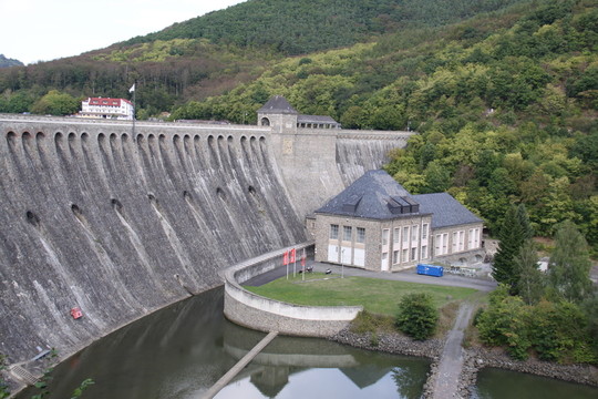 人工湖
