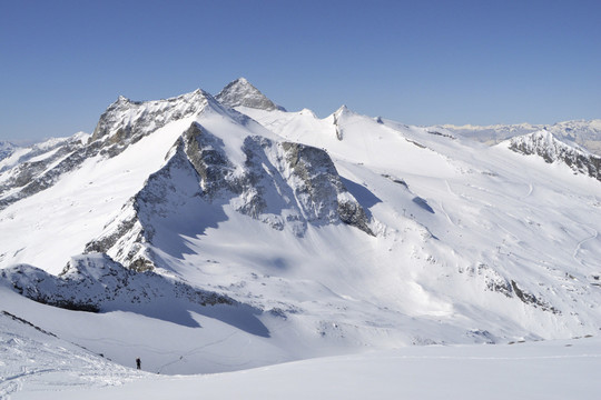 俯瞰著olperer和滑雪