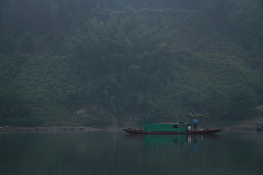 江面晨霧