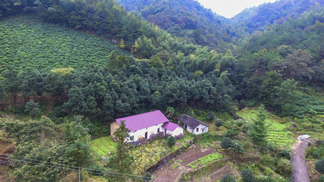 俯拍深山農(nóng)家