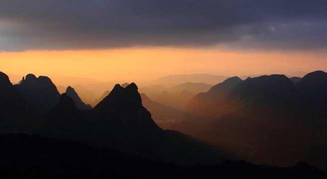 群山夕陽