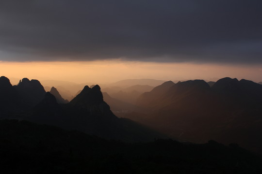 群山夕陽(yáng)