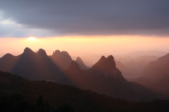 群山晚霞