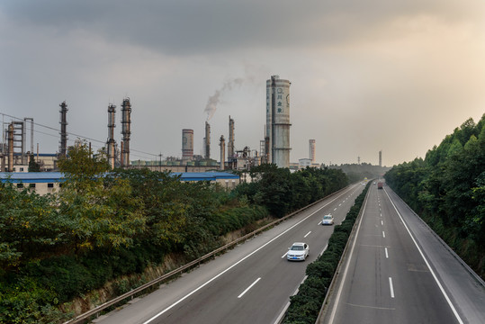 化工廠鍋爐煙囪 高速公路車流