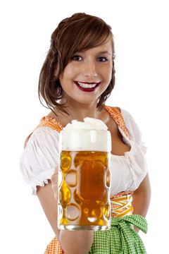 漂亮的女人在連衣裙笑，并保持oktoberfest啤酒masskrug