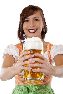 連衣裙的俏麗的婦女笑并且拿著oktoberfest masskrug啤酒