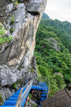 懸崖峭壁上的窄小棧道