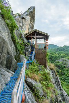 峭壁上的窄小棧道