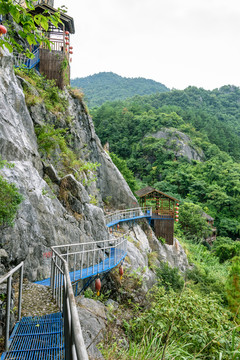 峭壁上的窄小棧道