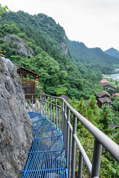 峭壁上的窄小棧道