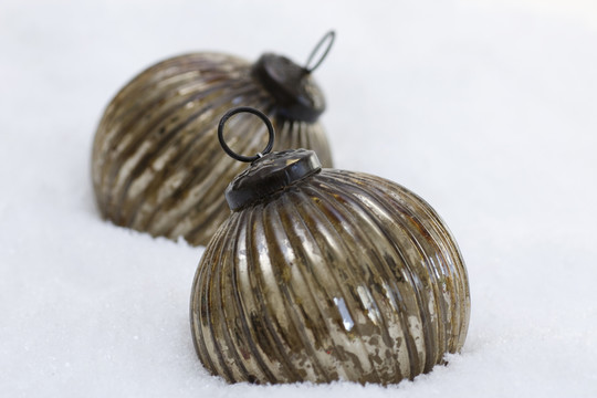 圣誕樹(shù)的兩個(gè)銀色球形在雪