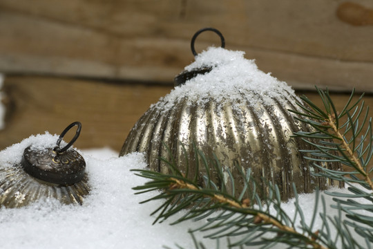 圣誕節(jié)的兩個(gè)球形在雪中