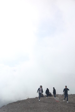 云霧中的身影