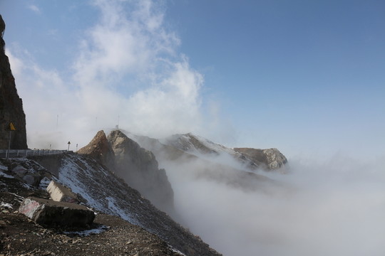 云蒸霧罩的山峰