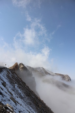 云蒸霧罩的山峰
