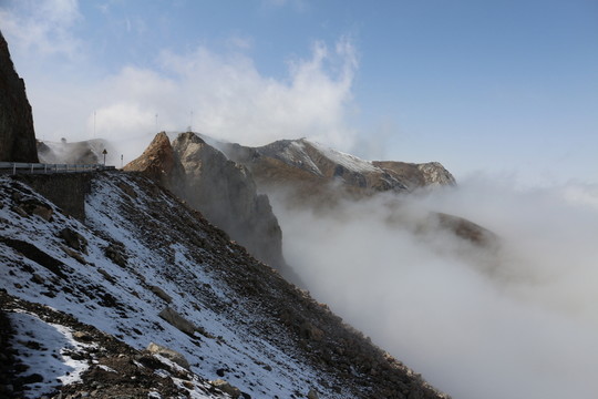 云蒸霧罩的山峰