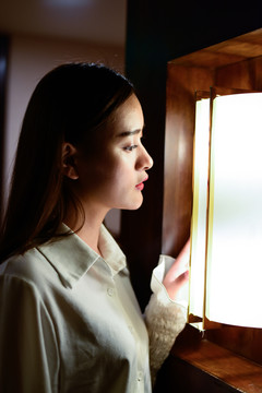 燈光前的女人