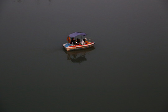 湖面游船