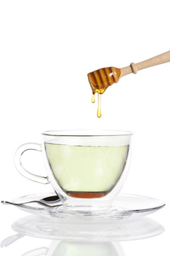 蜂蜜從蜂蜜中浸泡在綠茶中