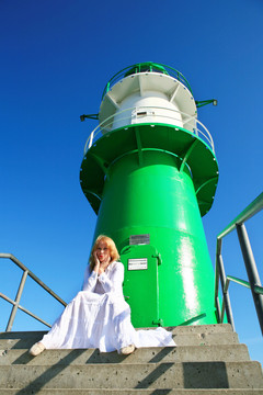 紅發(fā)女子在燈塔，德國(guó)，梅克倫堡 - 前波莫瑞州，warnemünde