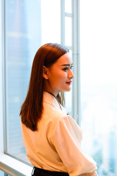 眺望窗外的美女白領