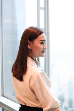 眺望窗外的女白領(lǐng)