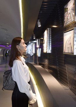 觀看展覽的美女