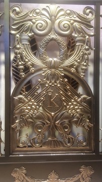 金屬雕花門