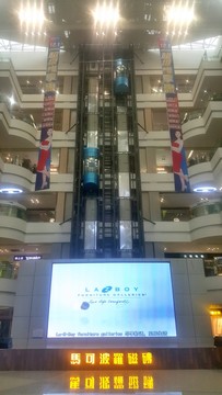 超市中庭 觀光電梯