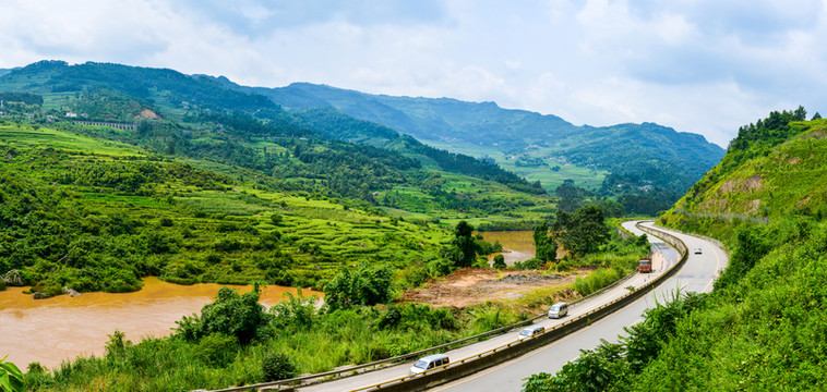 寬幅云南山地公路風(fēng)光