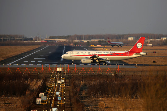 川航 飛機(jī) 準(zhǔn)備起飛 跑道