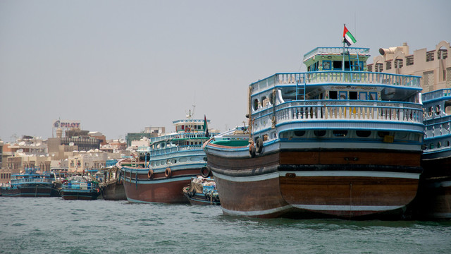 在迪拜小河的dhows