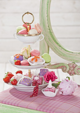 etagere  -  petit fours