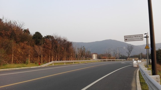 進(jìn)入景區(qū)的環(huán)湖大道