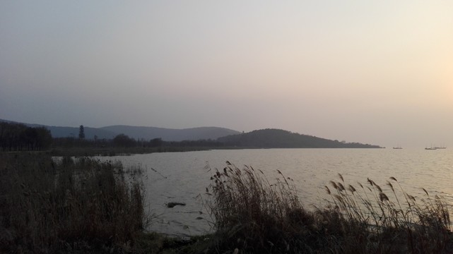 夕陽(yáng)下寧?kù)o的太湖湖面