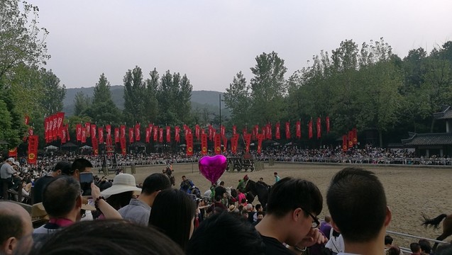 三國城景區(qū)游客如潮