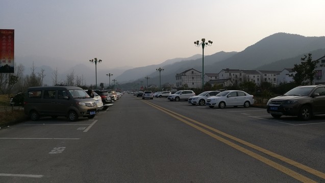 景區(qū)附近的客棧 沿途停滿車