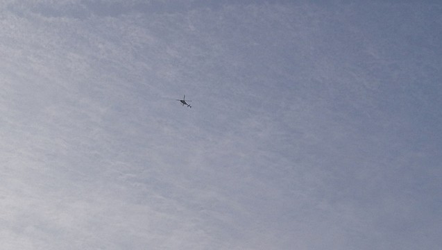 藍天上空巡邏的直升機